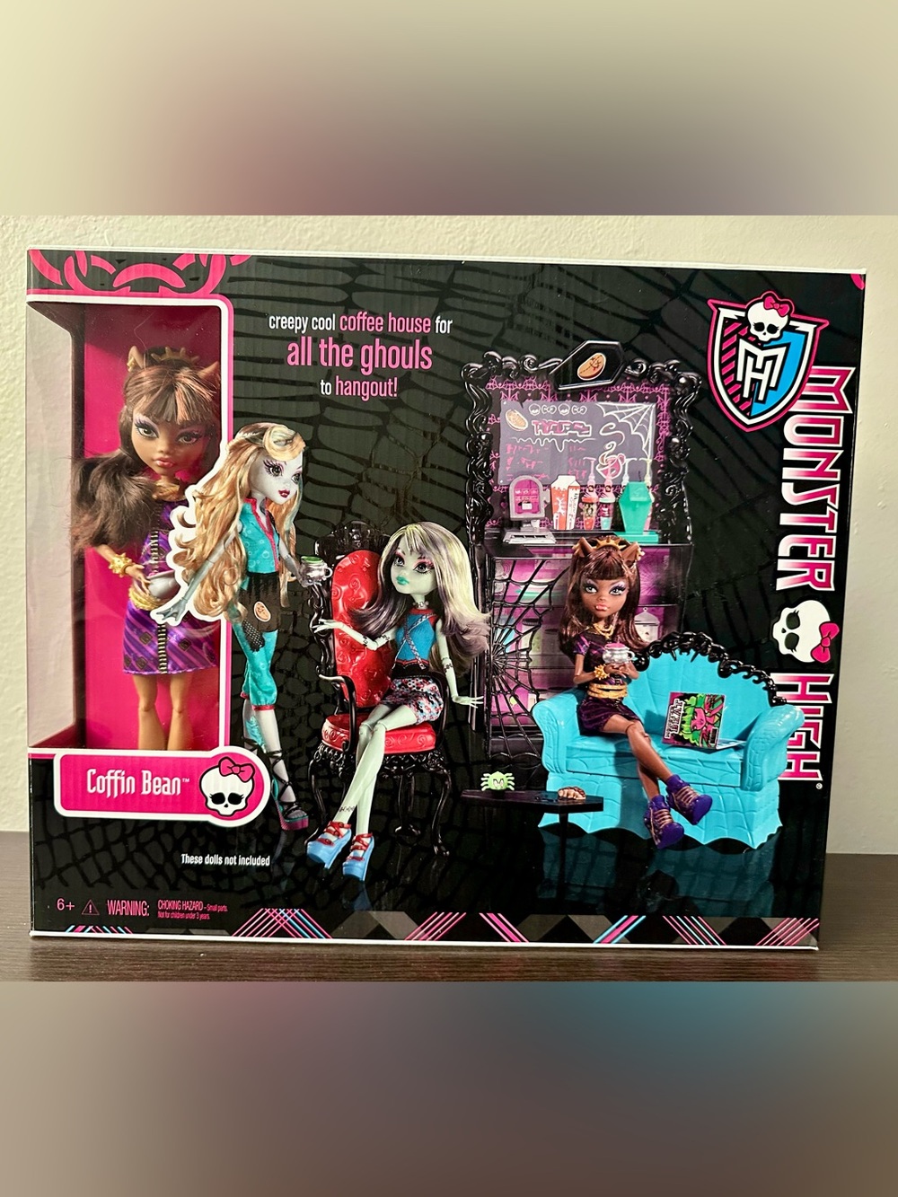 Monster High Coffin Bean Playset with Clawdeen Wolf Doll -  2012 Release NIB